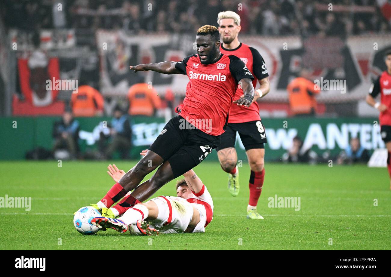 Fussball, Bundesliga, Deutschland, Herren, Saison 2024/2025, 9. Spieltag, BayArena Leverkusen: Bayer Leverkusen - VfB Stuttgart 0:0; Victor Boniface (LEV), Ramon Hendriks (STG). Aktion Stockfoto