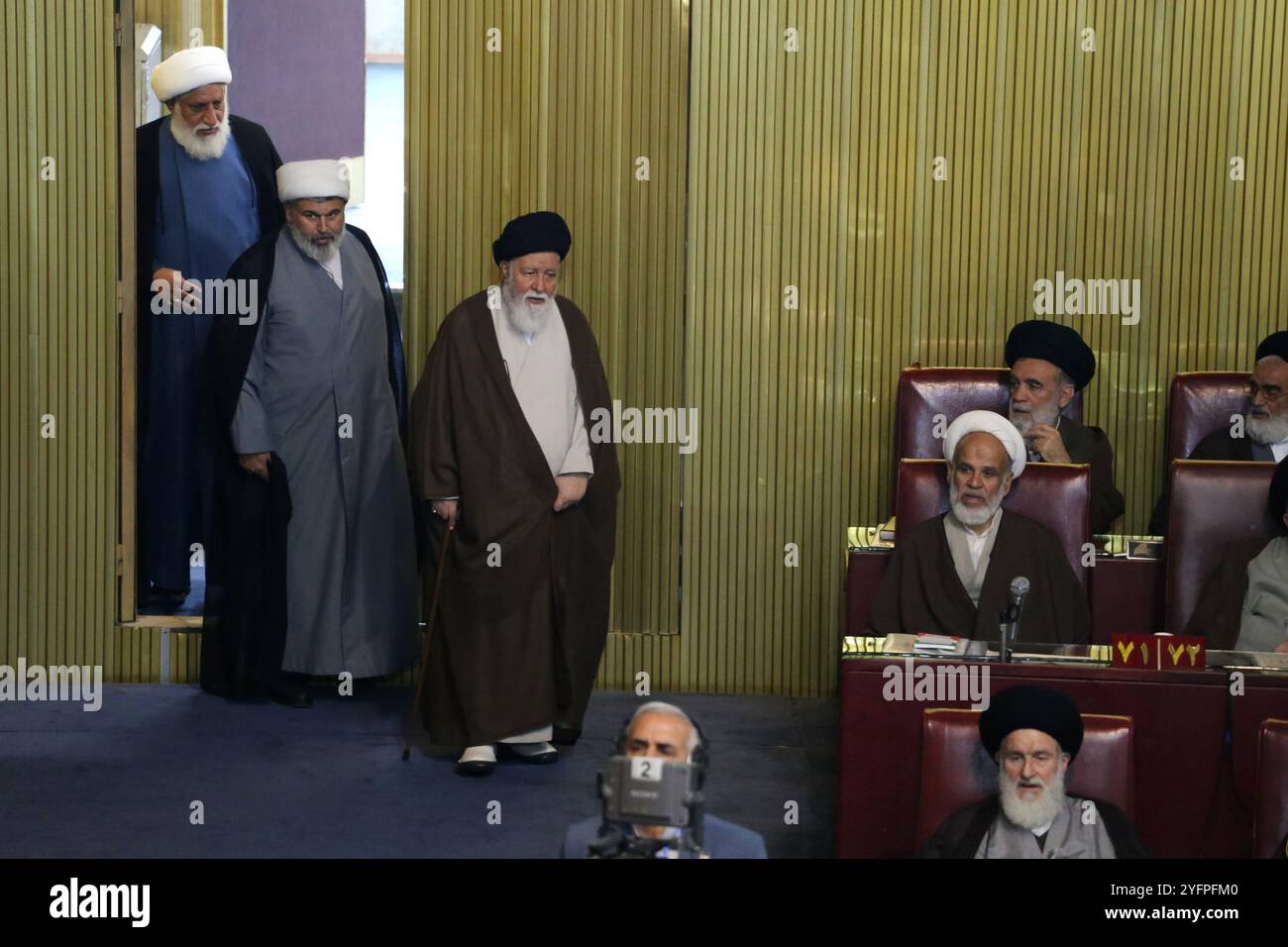 Teheran, Iran. November 2024. Ein Mitglied der iranischen Expertenversammlung, AHMAD ALAMOLHODA (C), kommt zu einer halbjährlichen Sitzung im alten iranischen Parlamentsgebäude von Teheran an. Alamolhoda ist ein iranischer schiitischer Geistlicher, der für seine ultrakonservativen Ansichten bekannt ist. Seit 2007 ist er Mitglied der Expertenversammlung und seit 2005 Leiter des Freitagsgebets in Maschhad. Alamolhoda dient als Vertreter des Obersten Führers in der Provinz Razavi Khorasan und ist Mitglied der Combatant Clergy Association. Quelle: ZUMA Press, Inc./Alamy Live News Stockfoto
