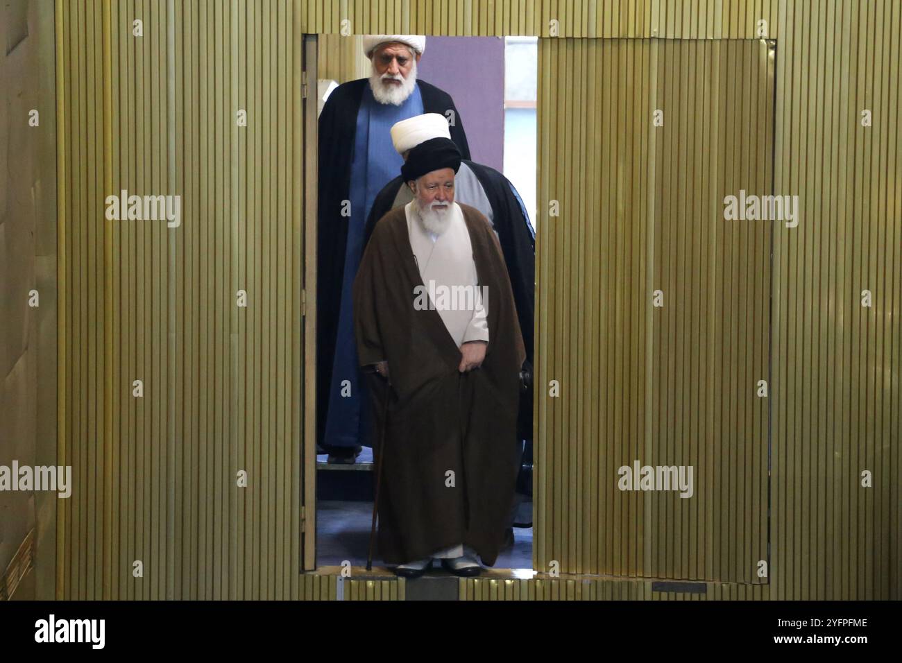 Teheran, Iran. November 2024. Ein Mitglied der iranischen Expertenversammlung, AHMAD ALAMOLHODA, kommt zu einer halbjährlichen Sitzung im alten iranischen Parlamentsgebäude von Teheran an. Alamolhoda ist ein iranischer schiitischer Geistlicher, der für seine ultrakonservativen Ansichten bekannt ist. Seit 2007 ist er Mitglied der Expertenversammlung und seit 2005 Leiter des Freitagsgebets in Maschhad. Alamolhoda dient als Vertreter des Obersten Führers in der Provinz Razavi Khorasan und ist Mitglied der Combatant Clergy Association. Quelle: ZUMA Press, Inc./Alamy Live News Stockfoto
