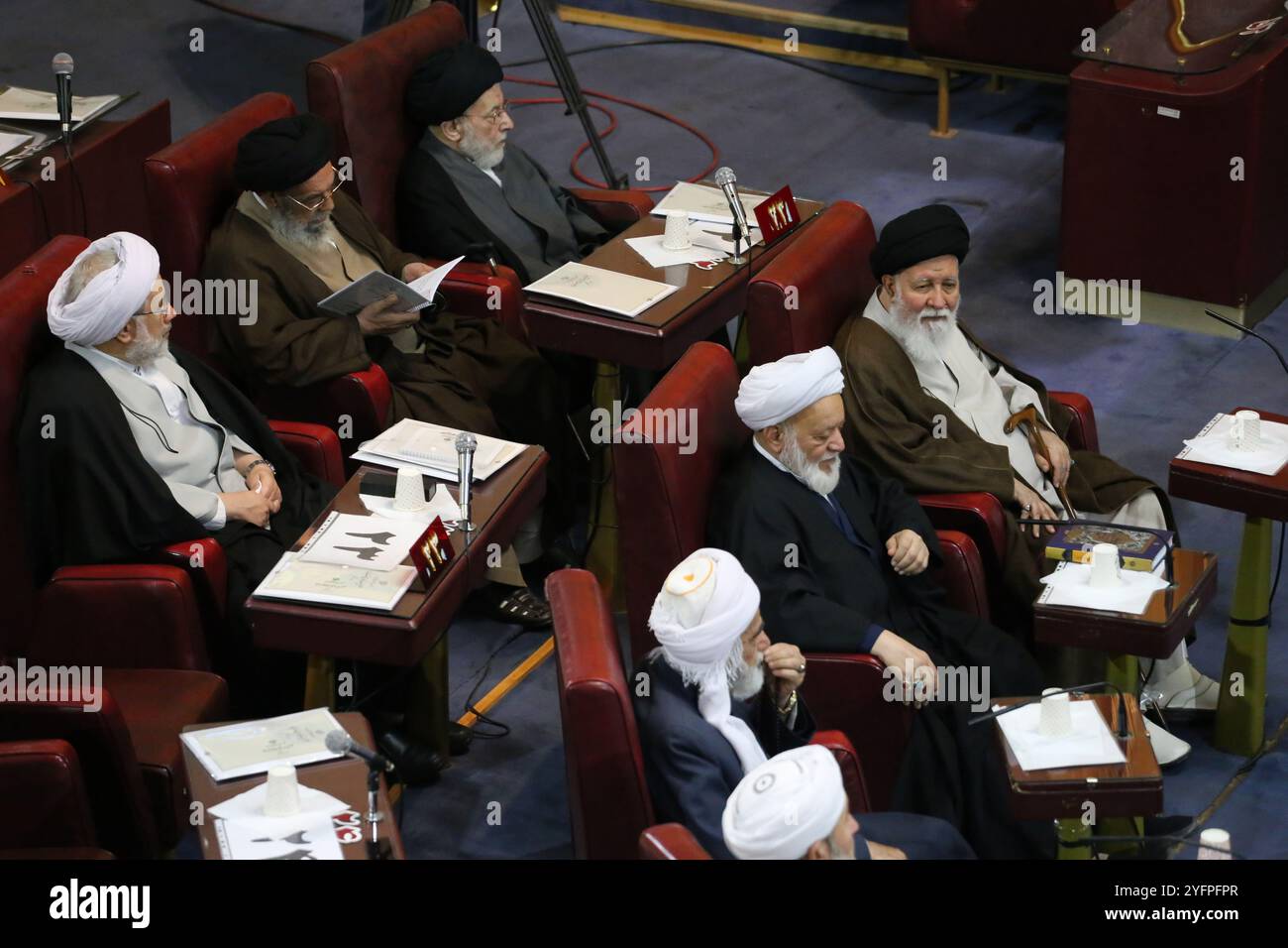 Teheran, Iran. November 2024. Ein Mitglied der iranischen Expertenversammlung, AHMAD ALAMOLHODA (R-TOP), nimmt an einer halbjährlichen Sitzung im alten iranischen Parlamentsgebäude in Teheran Teil. Alamolhoda ist ein iranischer schiitischer Geistlicher, der für seine ultrakonservativen Ansichten bekannt ist. Seit 2007 ist er Mitglied der Expertenversammlung und seit 2005 Leiter des Freitagsgebets in Maschhad. Alamolhoda dient als Vertreter des Obersten Führers in der Provinz Razavi Khorasan und ist Mitglied der Combatant Clergy Association. Quelle: ZUMA Press, Inc./Alamy Live News Stockfoto