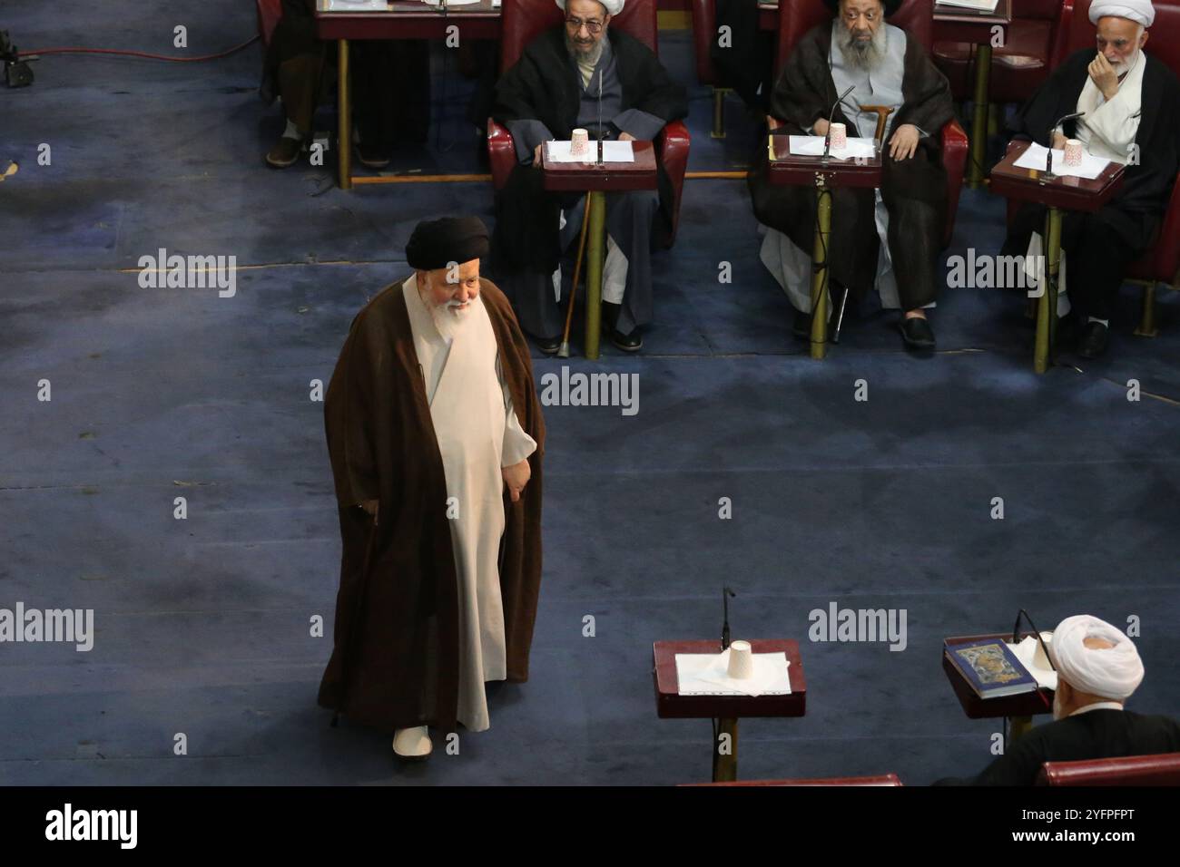 Teheran, Iran. November 2024. Ein Mitglied der iranischen Expertenversammlung, AHMAD ALAMOLHODA (C), kommt zu einer halbjährlichen Sitzung im alten iranischen Parlamentsgebäude von Teheran an. Alamolhoda ist ein iranischer schiitischer Geistlicher, der für seine ultrakonservativen Ansichten bekannt ist. Seit 2007 ist er Mitglied der Expertenversammlung und seit 2005 Leiter des Freitagsgebets in Maschhad. Alamolhoda dient als Vertreter des Obersten Führers in der Provinz Razavi Khorasan und ist Mitglied der Combatant Clergy Association. Quelle: ZUMA Press, Inc./Alamy Live News Stockfoto