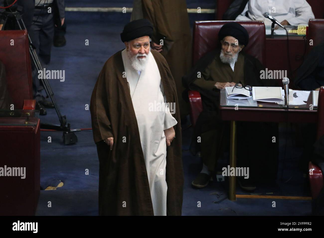 Teheran, Iran. November 2024. Ein Mitglied der iranischen Expertenversammlung, AHMAD ALAMOLHODA (L), kommt zu einer halbjährlichen Sitzung im alten iranischen Parlamentsgebäude von Teheran an. Alamolhoda ist ein iranischer schiitischer Geistlicher, der für seine ultrakonservativen Ansichten bekannt ist. Seit 2007 ist er Mitglied der Expertenversammlung und seit 2005 Leiter des Freitagsgebets in Maschhad. Alamolhoda dient als Vertreter des Obersten Führers in der Provinz Razavi Khorasan und ist Mitglied der Combatant Clergy Association. Quelle: ZUMA Press, Inc./Alamy Live News Stockfoto
