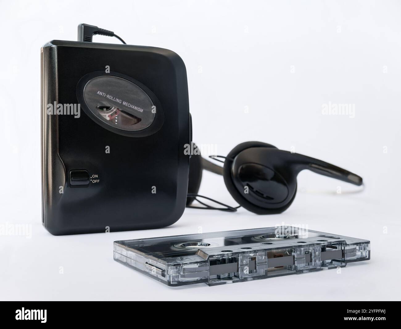 Audio-Kassettenspieler mit Kopfhörern und Kassettenband im Vordergrund isoliert auf weißem Hintergrund Stockfoto
