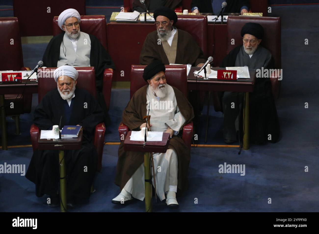 Teheran, Iran. November 2024. Ein Mitglied der iranischen Expertenversammlung, AHMAD ALAMOLHODA (C-Bottom), nimmt an einer halbjährlichen Sitzung im alten iranischen Parlamentsgebäude in Teheran Teil. Alamolhoda ist ein iranischer schiitischer Geistlicher, der für seine ultrakonservativen Ansichten bekannt ist. Seit 2007 ist er Mitglied der Expertenversammlung und seit 2005 Leiter des Freitagsgebets in Maschhad. Alamolhoda dient als Vertreter des Obersten Führers in der Provinz Razavi Khorasan und ist Mitglied der Combatant Clergy Association. Quelle: ZUMA Press, Inc./Alamy Live News Stockfoto