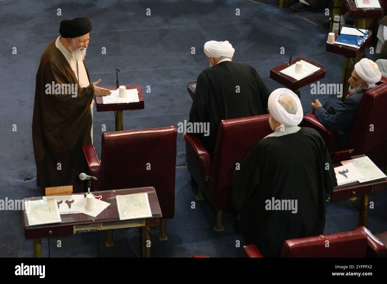 Teheran, Iran. November 2024. Ein Mitglied der iranischen Expertenversammlung, AHMAD ALAMOLHODA (L), kommt zu einer halbjährlichen Sitzung im alten iranischen Parlamentsgebäude von Teheran an. Alamolhoda ist ein iranischer schiitischer Geistlicher, der für seine ultrakonservativen Ansichten bekannt ist. Seit 2007 ist er Mitglied der Expertenversammlung und seit 2005 Leiter des Freitagsgebets in Maschhad. Alamolhoda dient als Vertreter des Obersten Führers in der Provinz Razavi Khorasan und ist Mitglied der Combatant Clergy Association. Quelle: ZUMA Press, Inc./Alamy Live News Stockfoto
