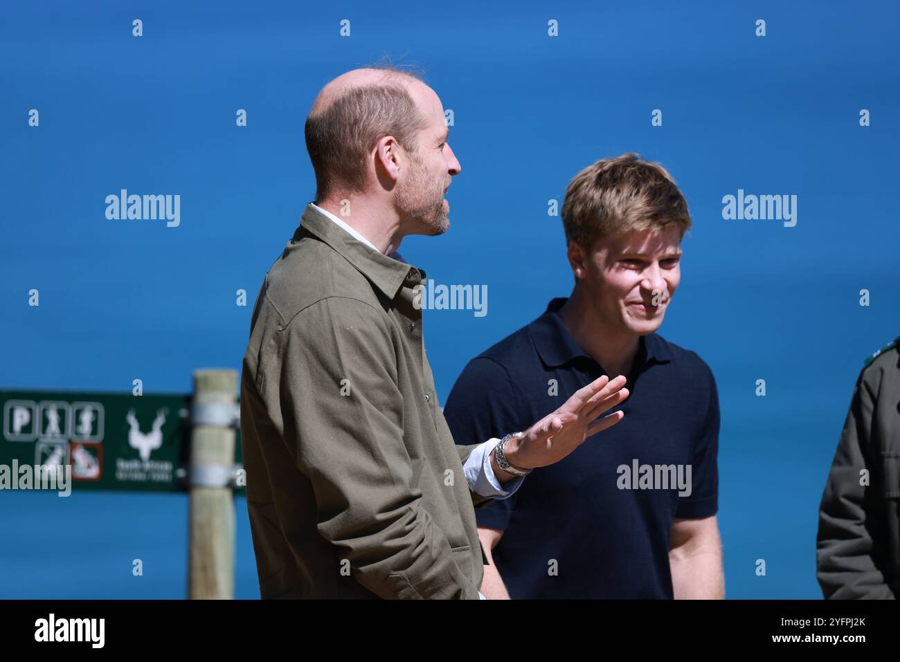 Der Prince of Wales und Robert Irwin während eines Besuchs auf Signal Hill in der Nähe von Kapstadt, um die Bedeutung der Biodiversität zu diskutieren. Signal Hill ist Teil des Wither Table Mountain National Park. Prinz William ist am zweiten Tag seines Besuchs in Südafrika, vor der vierten jährlichen Earthshot Prize Awards-Zeremonie am 6. November. Bilddatum: Dienstag, 5. November 2024. Stockfoto