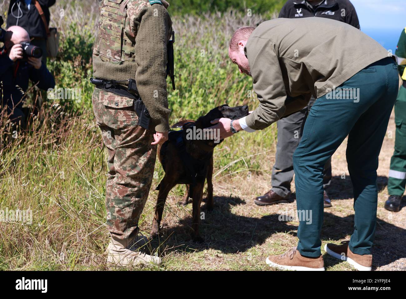 Der Prince of Wales trifft auf Ranger und Naturschützer bei einem Besuch auf dem Signal Hill in der Nähe von Kapstadt, um über die Bedeutung der Biodiversität zu sprechen. Signal Hill ist Teil des Wither Table Mountain National Park. Prinz William ist am zweiten Tag seines Besuchs in Südafrika, vor der vierten jährlichen Earthshot Prize Awards-Zeremonie am 6. November. Bilddatum: Dienstag, 5. November 2024. Stockfoto