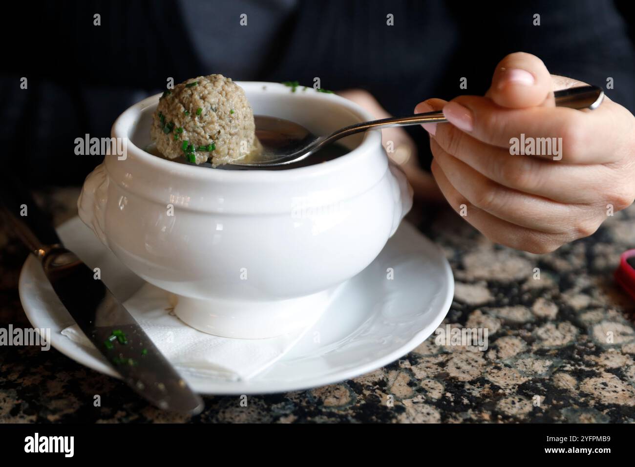 Rindersuppe mit Leberknödeln auf dem Tisch. Wien. Österreich. Stockfoto