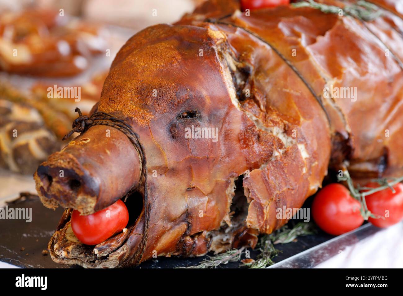 Gegrilltes Schweinefleisch auf dem Naschmarkt. Wien. Österreich. Stockfoto