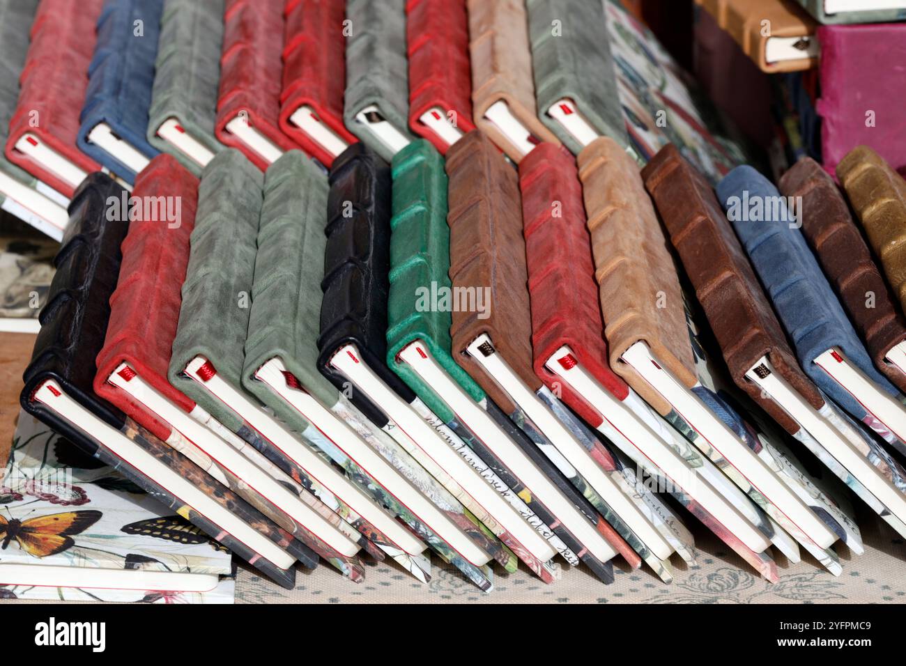 Der samstagsflohmarkt am Naschmarkt an der linken Wienzeile. BRIC-a-Brac-Stand, der eine Reihe von Gebrauchthaushalten verkauft. Wien. Österreich. Stockfoto