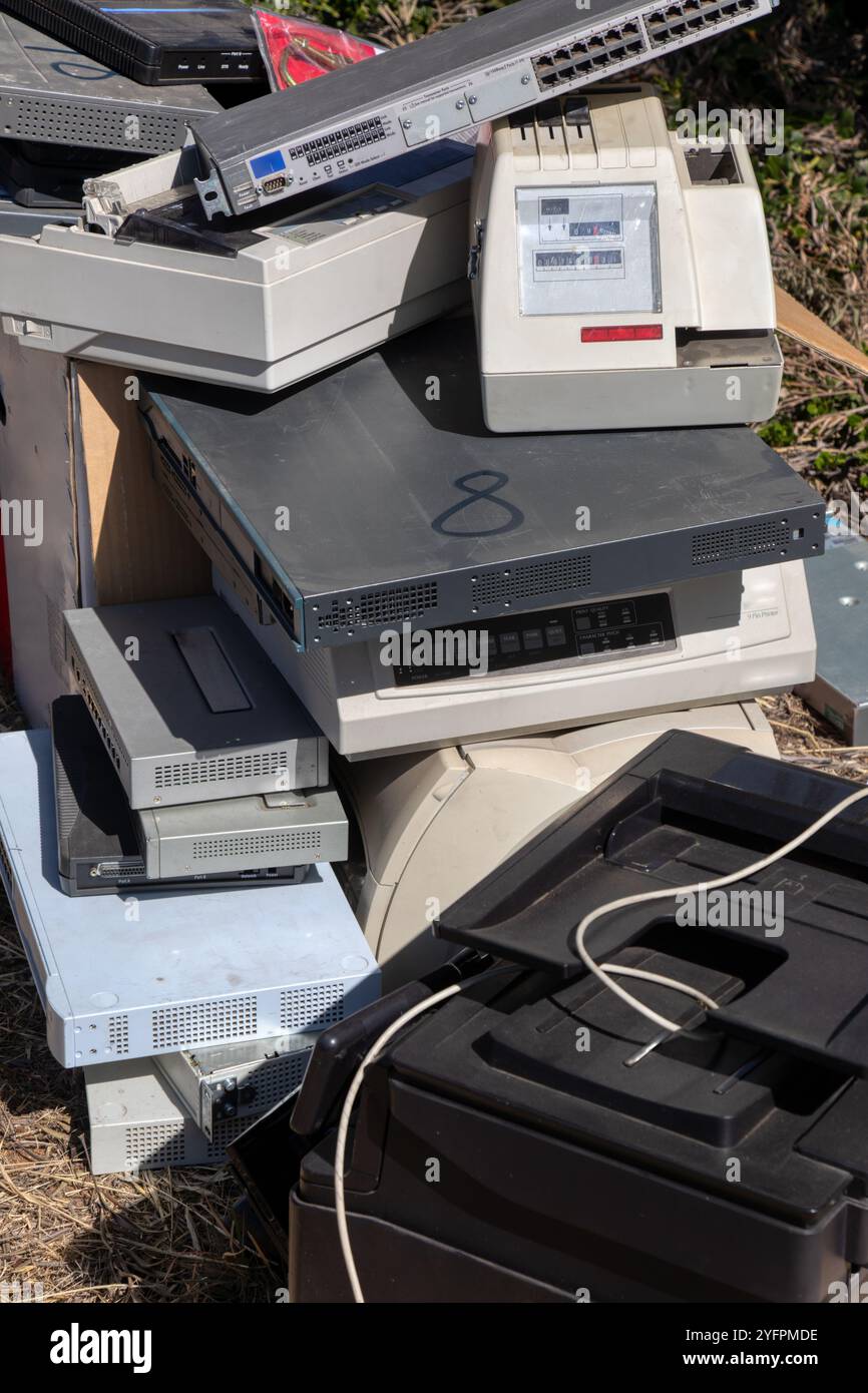 Elektro- und Elektronik-Altgeräte ("E-Waste") bestehen aus gebrauchten und entsorgten Desktop-Druckern. Laser- und Tintenstrahldrucker sind ein großes Problem in Afrika im Westen Stockfoto