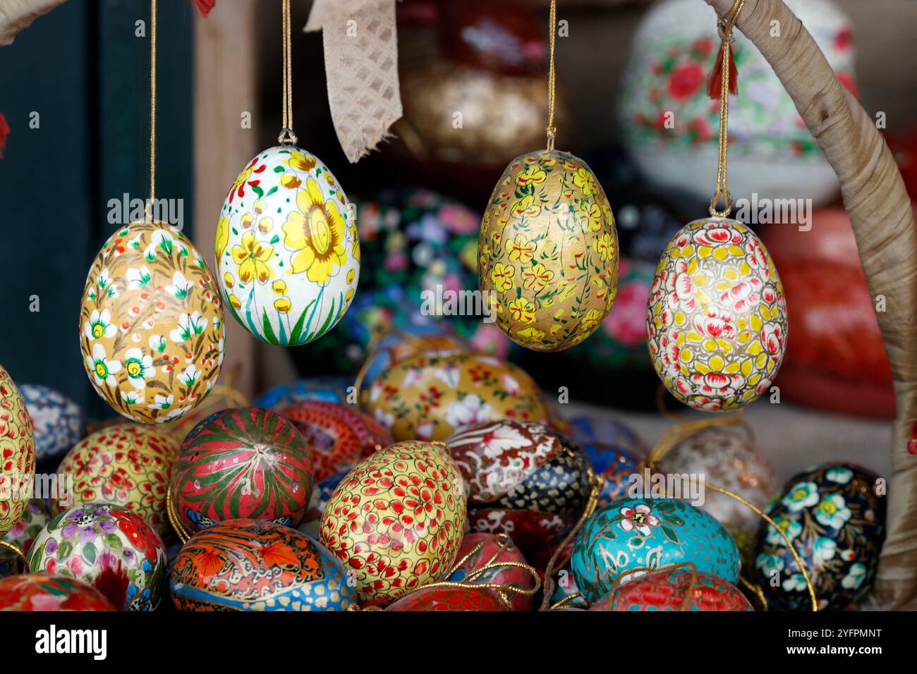 Farbenfrohe und bemalte ostereier auf dem traditionellen Ostermarkt. Die Osterfeier ist der älteste und christlichste Feiertag. Wien. Österreich. Stockfoto