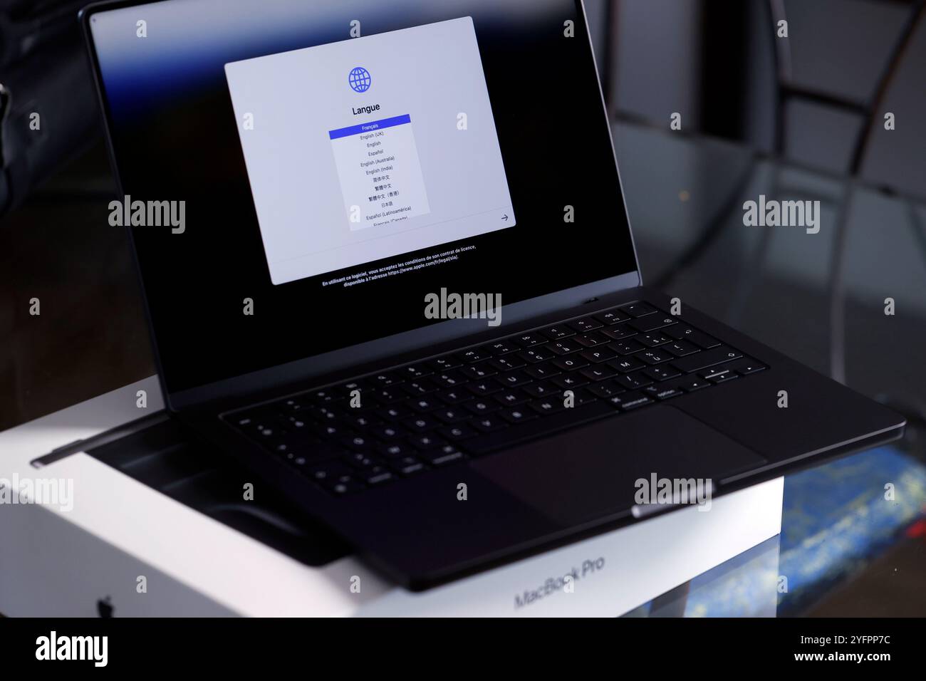 Der neue Mac Book Pro und seine Box. Apple Laptop. Stockfoto