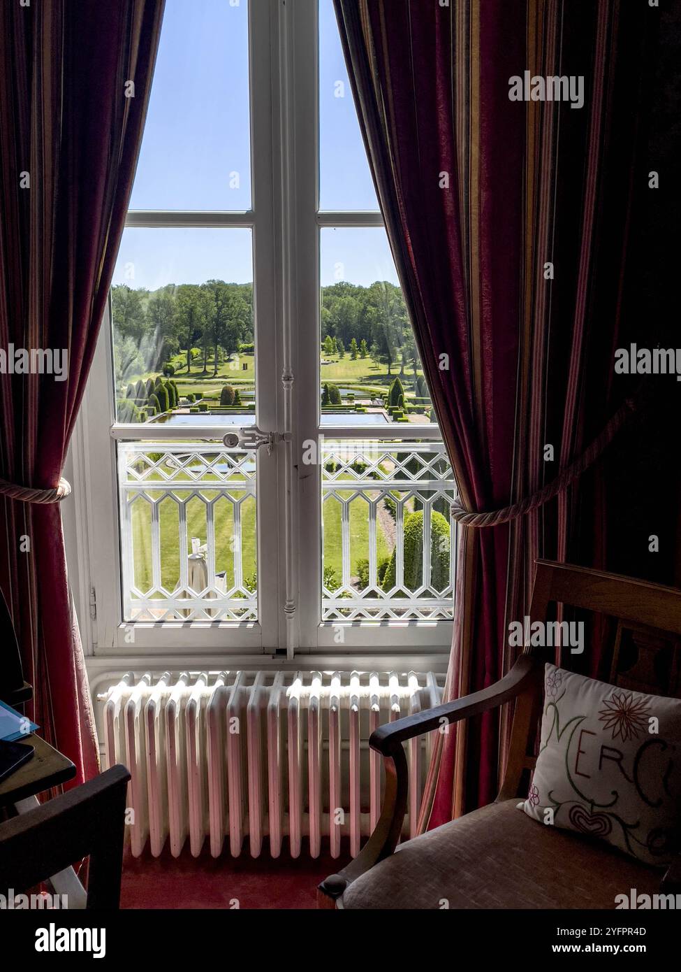 Blick auf einen Garten von einem Zimmer, Saint-Sauveur-en-Puisaye, Yonne, Frankreich Stockfoto