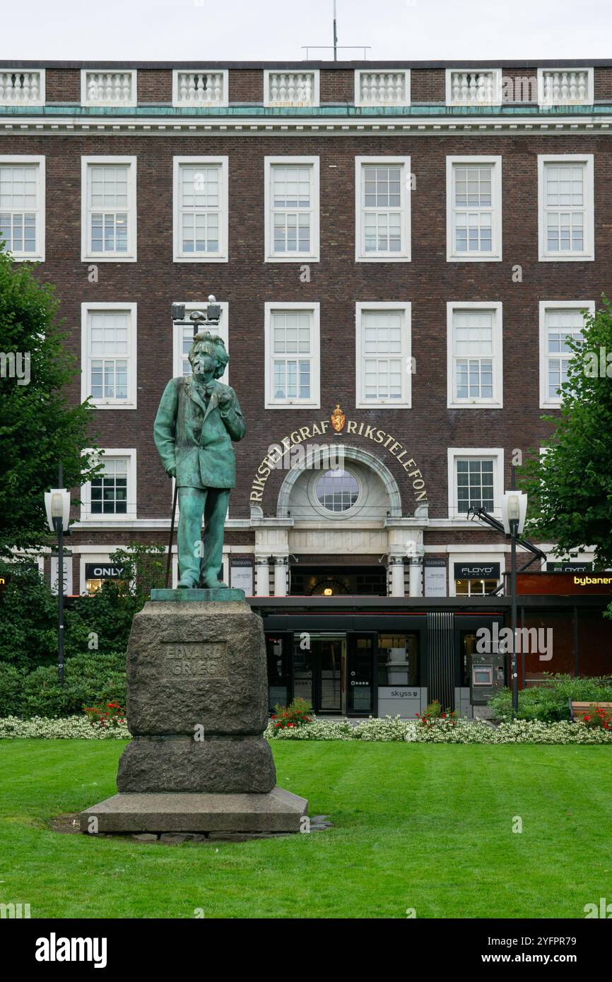 Bergen, Norwegen - 8. August 2022: Bronzestatue des berühmten Musikkomponisten Edvard Grieg im Byparken Park im Zentrum von Bergen mit Telegrafen Shopping Stockfoto