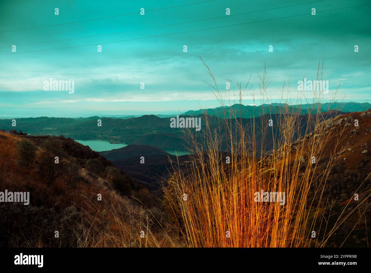 Malerischer Blick auf die Landschaft in der Abenddämmerung mit grünen Lichtern, Bergen und Seen. Stockfoto