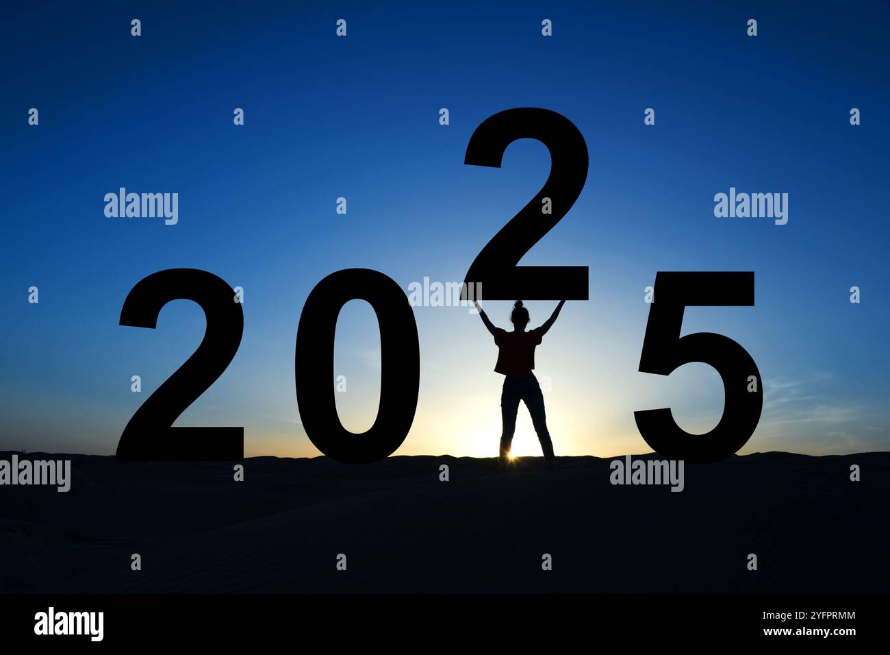 2025, Silhouette einer starken Frau, die im Sonnenaufgang steht, Neujahrsgrußkarte für Frauen Stockfoto
