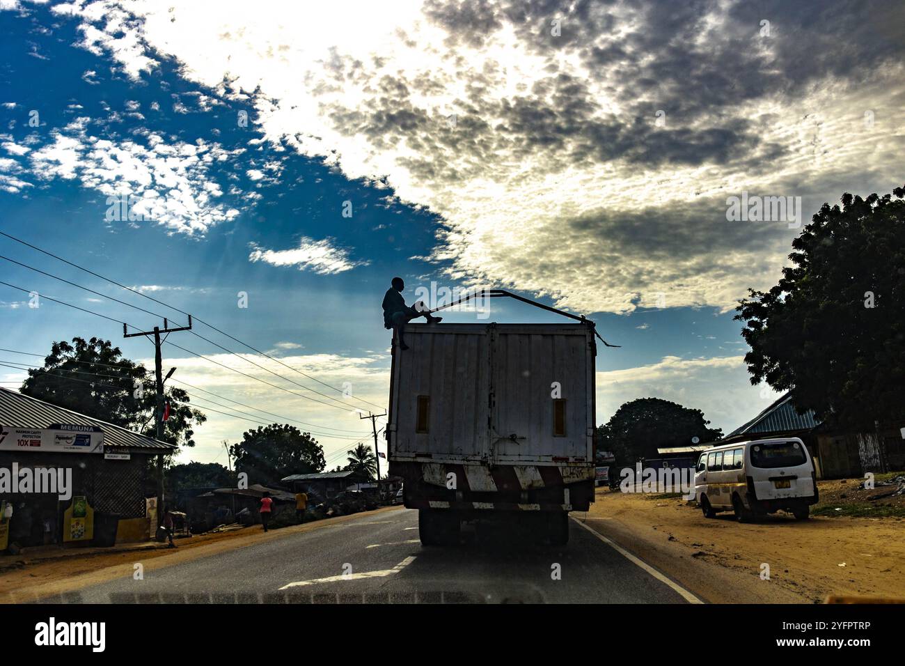 Viehtransporter auf der Küstenstraße, Ghana Stockfoto