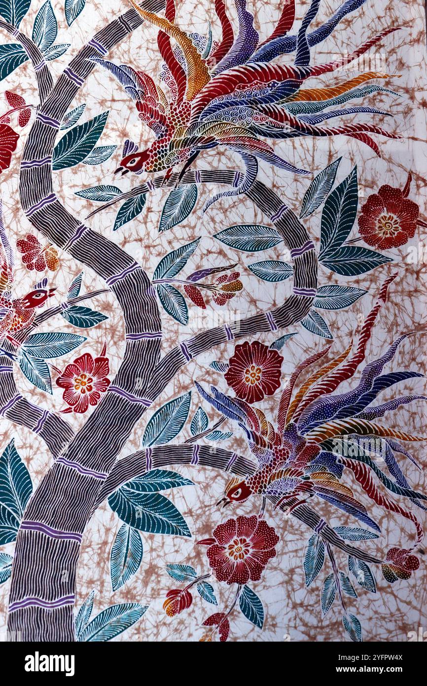 Batikproduktion. Handgefertigtes Batikgemälde, ausgestellt in einem Batikladen. Yogyakarta. Indonesien. Stockfoto