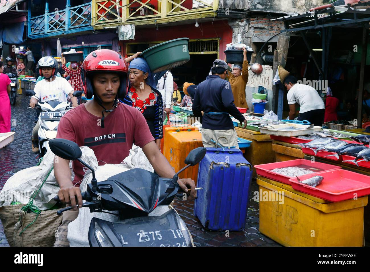 Tägliche Arbeiter auf dem traditionellen Lebensmittelmarkt. Surabaya. Indonesien. Stockfoto