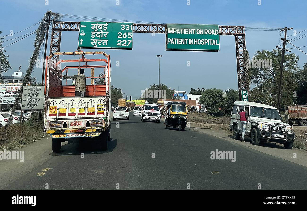 Straße mit einem humorvollen Schild in Maharashtra, Indien Stockfoto