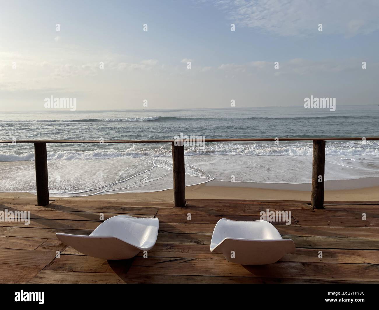 Terrassenchips auf einer Terrasse mit Blick auf das Meer in Lome, Togo Stockfoto