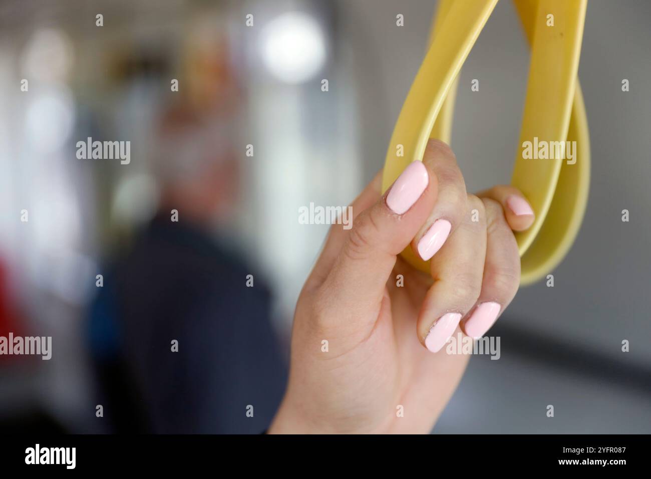 Frau im öffentlichen Verkehr. Nahaufnahme der Hand. Wien. Österreich. Stockfoto