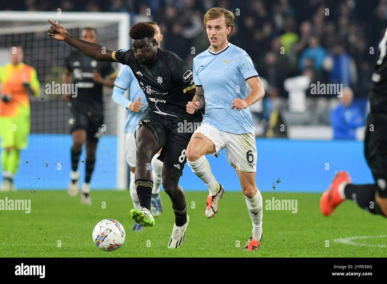 Rom, Italien. November 2024. Michel Ndary Adopo von Cagliari (L) und Nicolo Rovella von SS Lazio (R) wurden während des Spiels der Serie A zwischen Lazio und Cagliari im Olympiastadion gesehen. Endpunktzahl Lazio 2: 1 Cagliari (Foto: Mattia Vian/SOPA Images/SIPA USA) Credit: SIPA USA/Alamy Live News Stockfoto