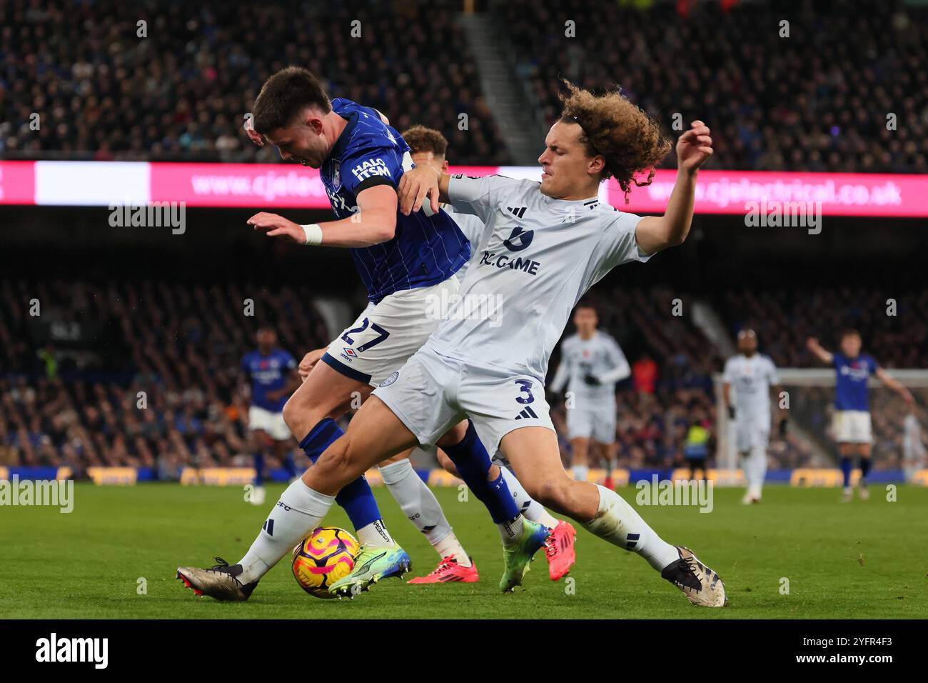 George Hirst aus Ipswich Town und Wout Faes aus Leicester City - Ipswich Town / Leicester City, Premier League, Portman Road, Ipswich, Großbritannien - 2. November 2024 nur redaktionelle Verwendung - es gelten Einschränkungen von DataCo Stockfoto