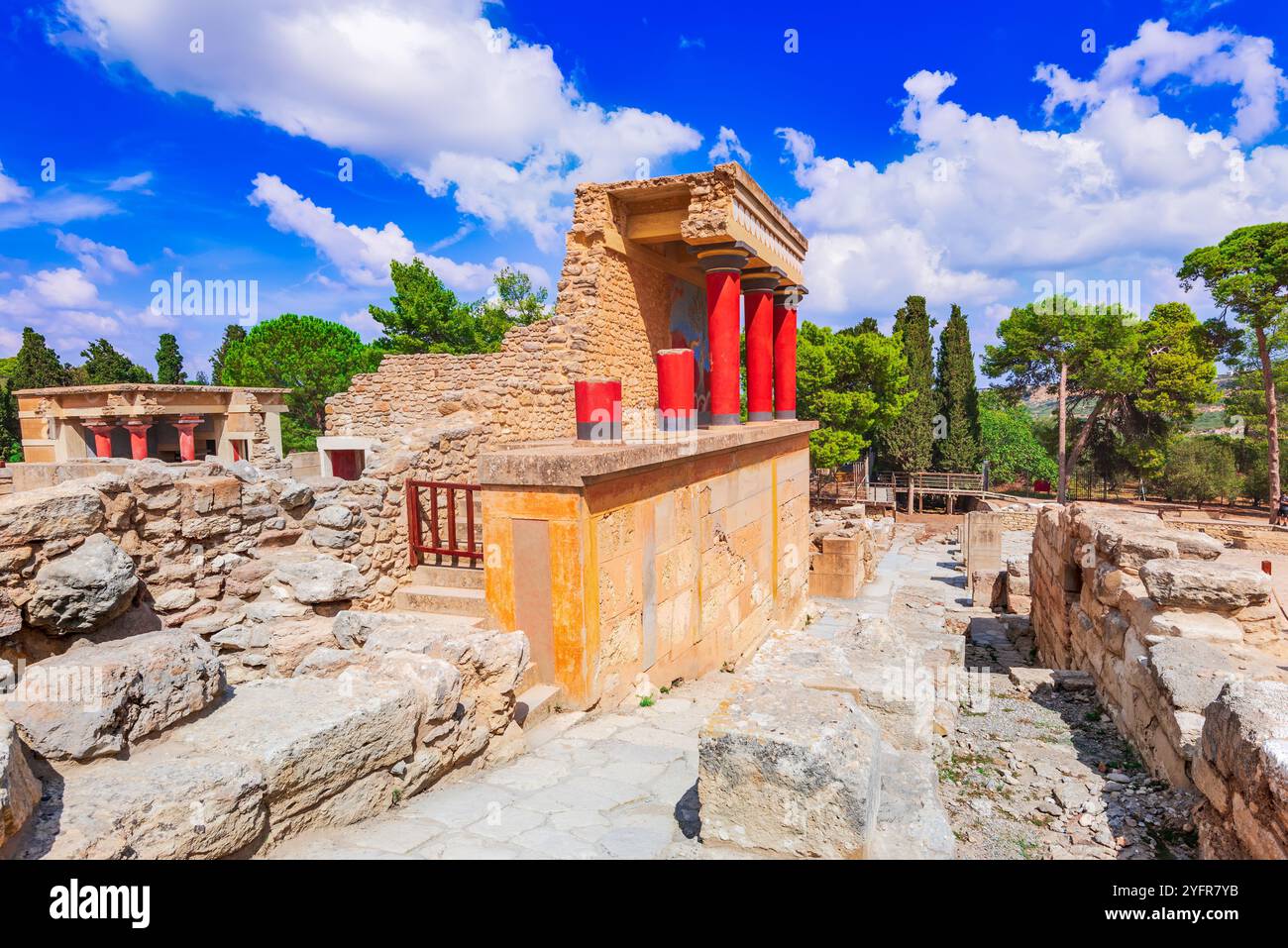Kreta, Griechenland. Bullenfresko am Nordeingang des Knossos Palace. Die Ruinen von Knossos, die größte archäologische Stätte aus der Bronzezeit, die minoische Zivilisation Stockfoto