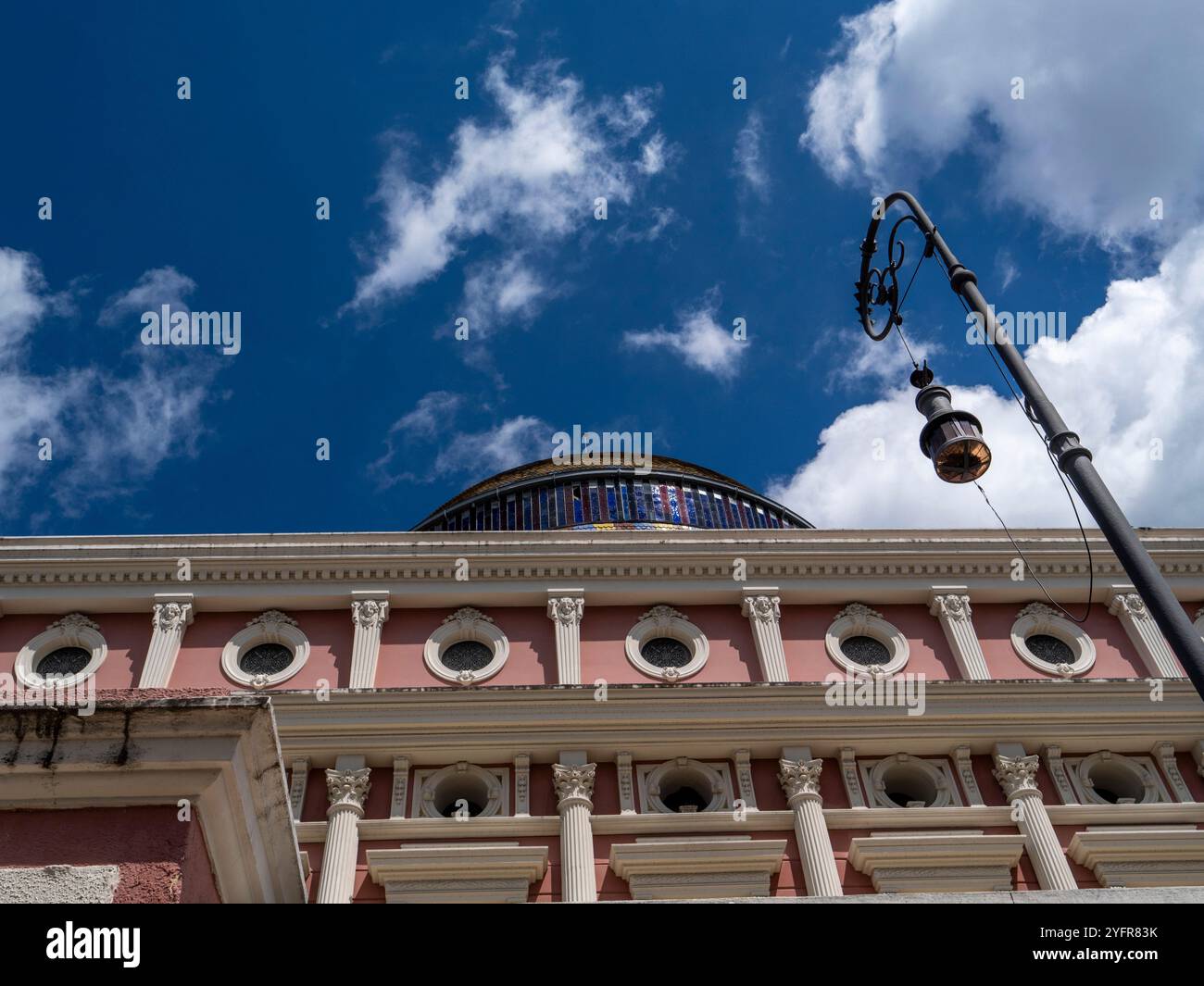 Blick auf das berühmte Opernhaus in Manaus, Brasilien. Eine Bogenlampe im Vordergrund. Stockfoto