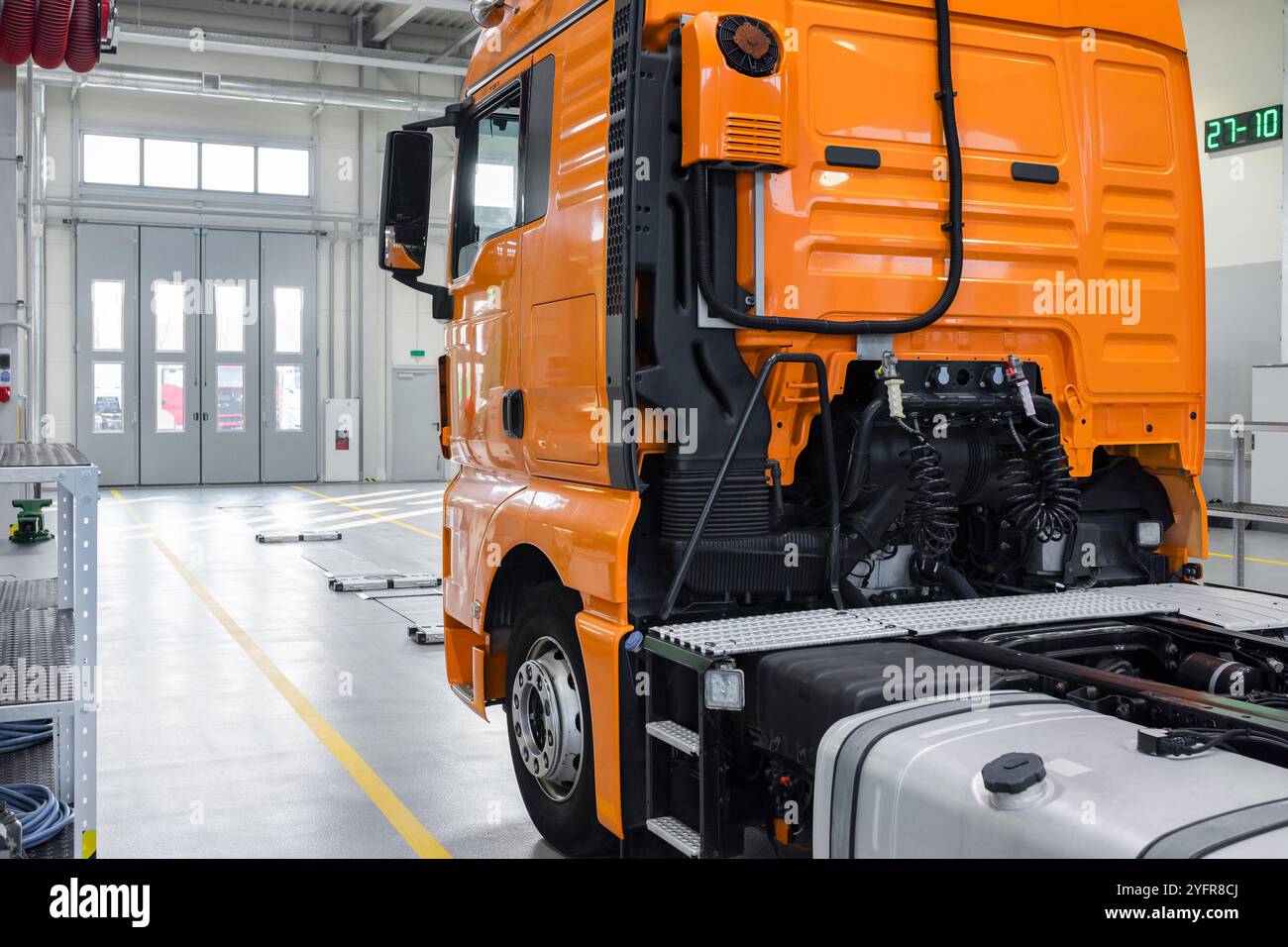 Truck auf einem Aufzug in einem Autoservice. Wartung von Fahrzeugen. Das Fahrzeug wird in einer großen Garage gewartet, Diagnose, Reparatur, Station. Computer Stockfoto