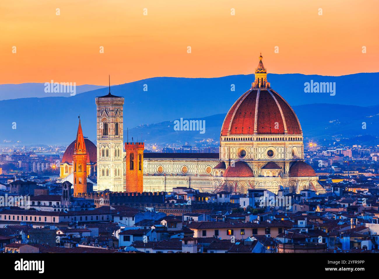 Blick auf Florenz nach Sonnenuntergang von der Piazzale Michelangelo, Florenz, Italien Stockfoto