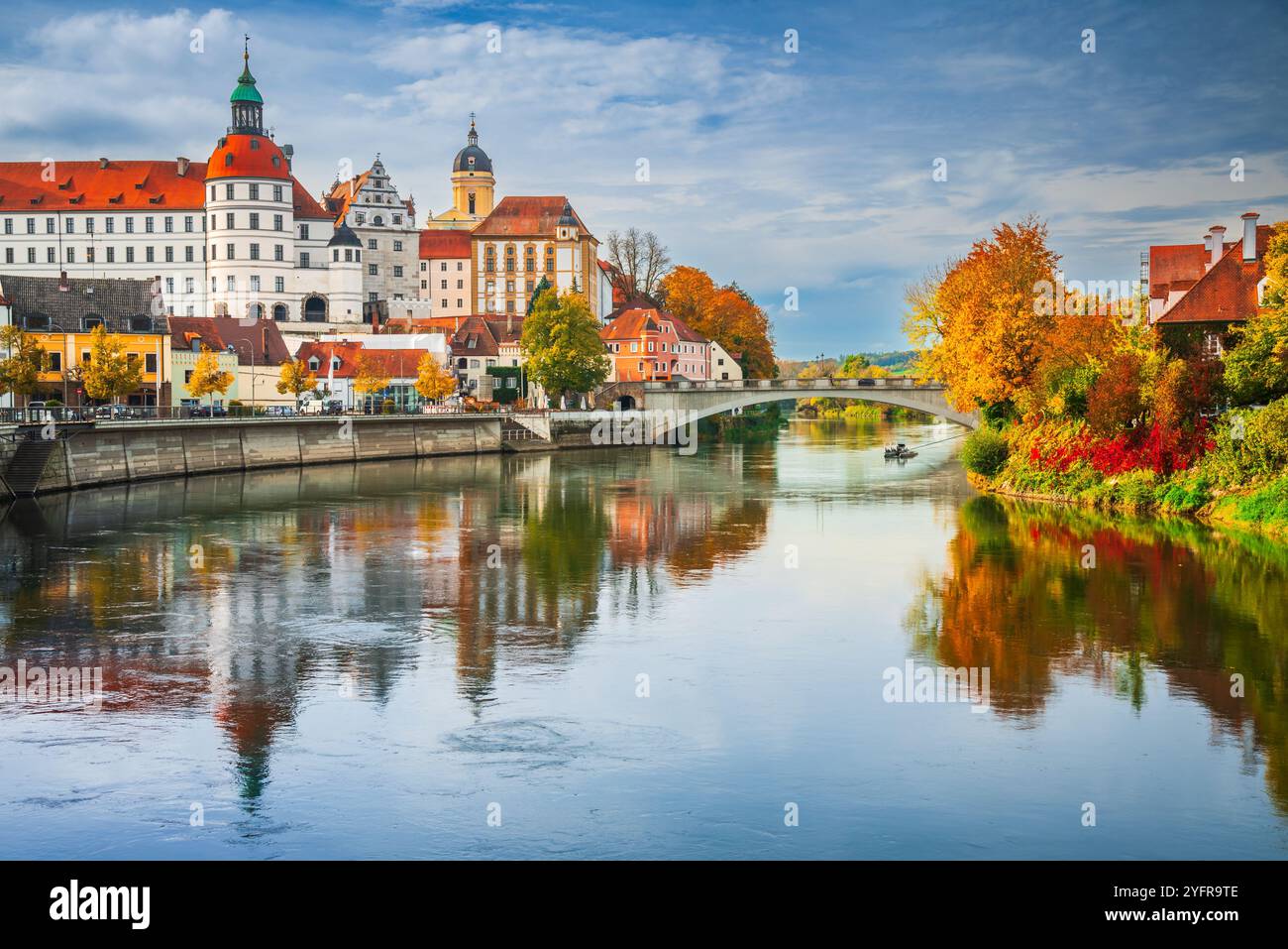 Neuburg an der Donau, Deutschland. Altstadt mit Sclohss Neuburg und Bäumen in herbstlichen Farben, Donau-Wasserspiegelung, Bayern schöne kleine Stadt. Stockfoto