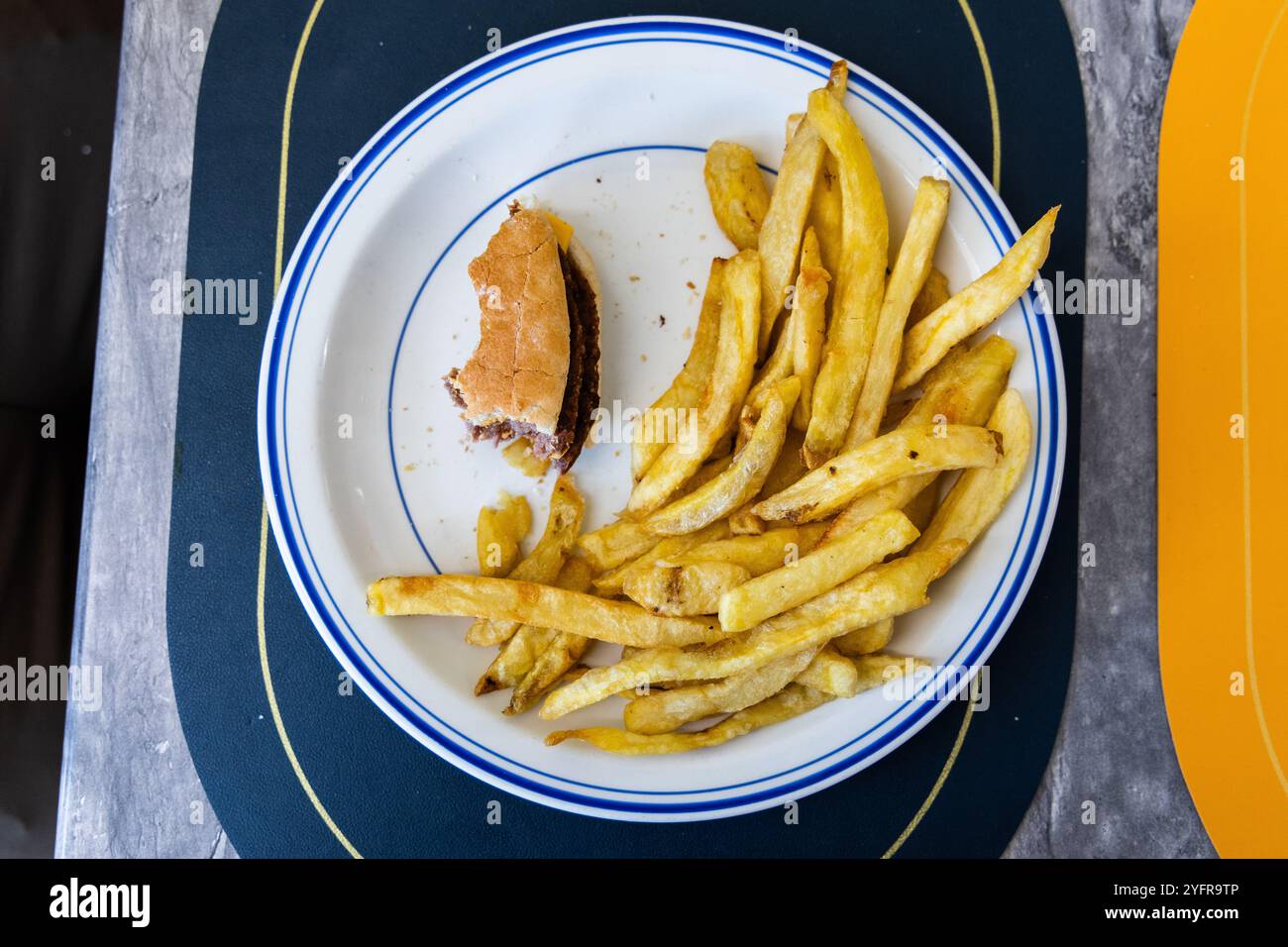 burger wird gegessen 10/10 Stockfoto