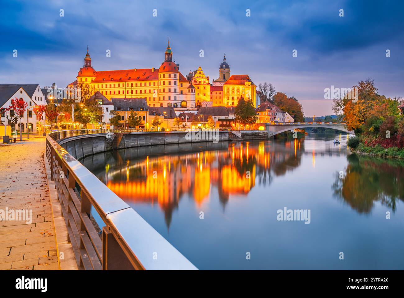Neuburg an der Donau, Deutschland. Altstadt mit Sclohss Neuburg und Bäumen in herbstlichen Farben, Donau-Wasserspiegelung, Bayern schöne kleine Stadt. Stockfoto