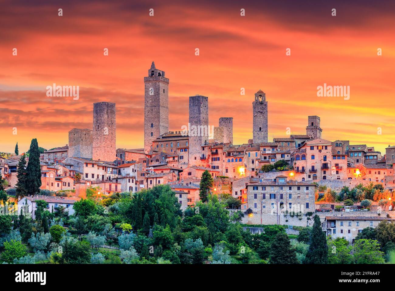 San Gimignano, Toskana, Italien. Blick auf die Skyline der Stadt. Mittelalterliche Stadt bei Sonnenaufgang. Stockfoto