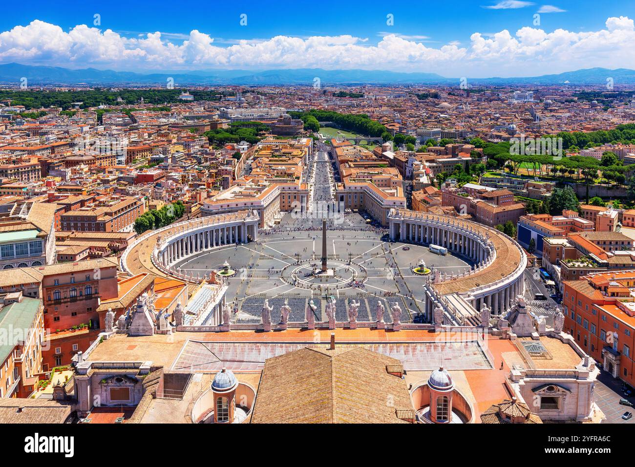 Vatikanstadt, Italien. Blick auf den Petersplatz von der Spitze der Michelangelo-Kuppel. Stockfoto