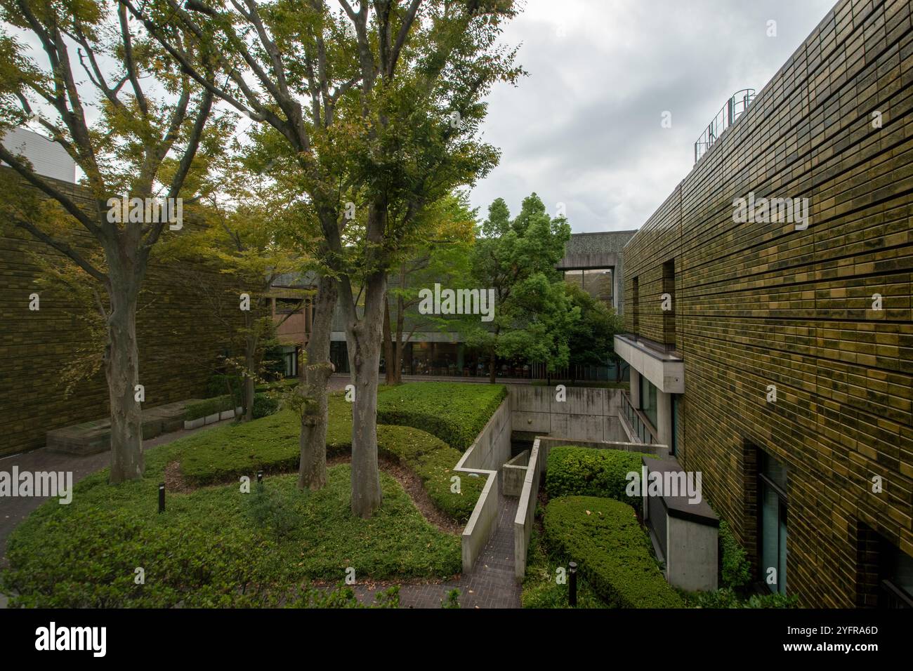Moderne Architektur trifft auf Natur in einer ruhigen Landschaft, umgeben von Grün in einer urbanen Umgebung Stockfoto