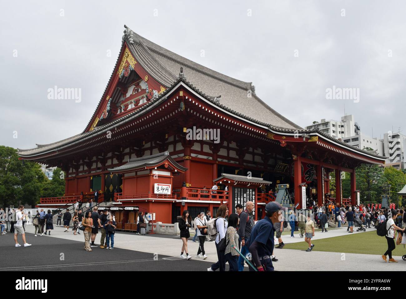 Besucher erkunden den lebendigen Senso-JI-Tempel in Asakusa, Tokio, an einem bewölkten Tag und fangen das Wesen des reichen kulturellen Erbes Japans ein Stockfoto