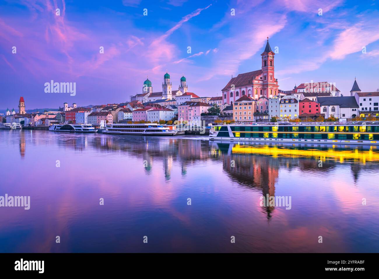 Passau, Deutschland. Altstadt mit Stephan-Basilika und Donau, Wasserspiegelung in der Abenddämmerung. Stockfoto