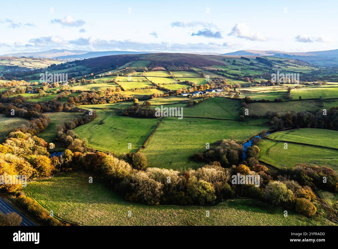 Farmen über Trecastle von einer Drohne bei Sonnenuntergang, Brecon Beacons National Park, Powys, Wales, England Stockfoto