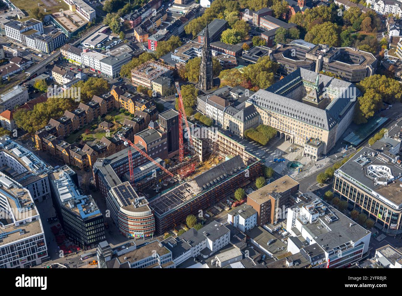 Luftbild, Rathaus mit Christuskirche und Stadtbücherei Bochum Ãâ Zentralbibliothek im BVZ, roter Backsteinbau Innenhof mit Baustelle für Haus des Wissens, ehemaliges Hauptpost-Gebäude, Wohnsiedlung am Schlegelturm, Gleisdreieck, Bochum, Ruhrgebiet, Nordrhein-Westfalen, Deutschland ACHTUNGxMINDESTHONORARx60xEURO *** Luftansicht, Rathaus mit Christuskirche und Bochumer Stadtbibliothek Ãâ Zentralbibliothek im BVZ, roter Backsteinbau Innenhof mit Baustelle für Haus des Wissens, ehemaliges Hauptpostgebäude, Wohnsiedlung am Schlegelturm, Gleisdreieck, Bochum, Ruhrgebiet, Nort Stockfoto