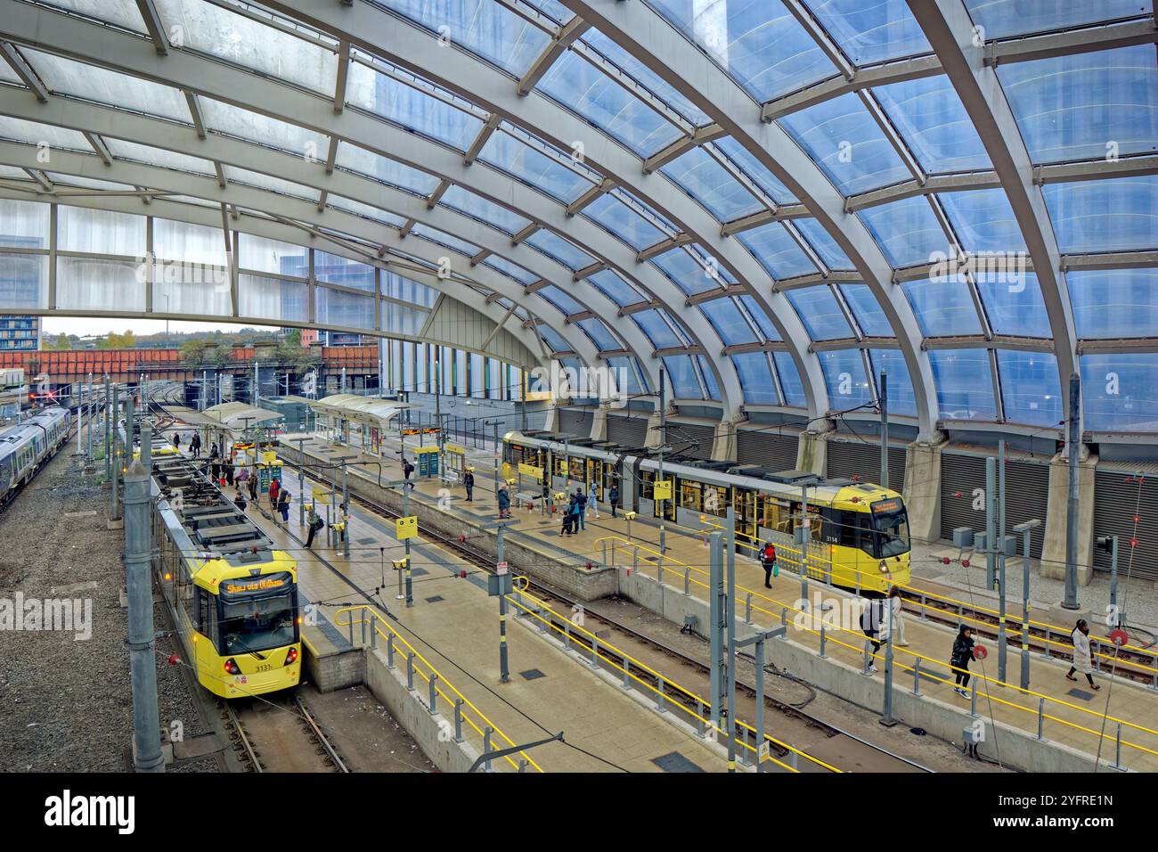 Metrolink-Straßenbahnsteige am Bahnhof Victoria im Stadtzentrum von Manchester, England. Stockfoto