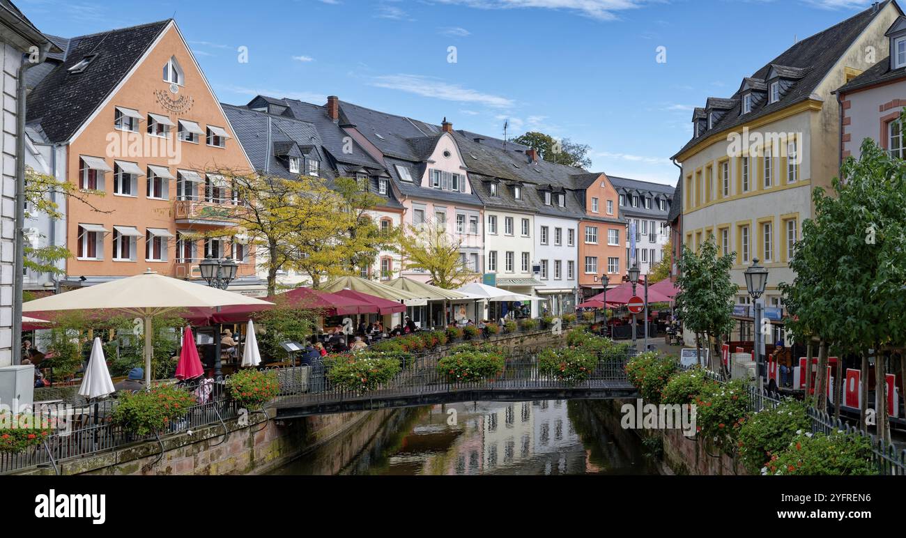 Gastronomie und Tourismus auf beiden Seiten der Leuk im Saarburger Stadtzentrum. Saarburg, Rheinland-Pfalz, Deutschland, Europa Stockfoto