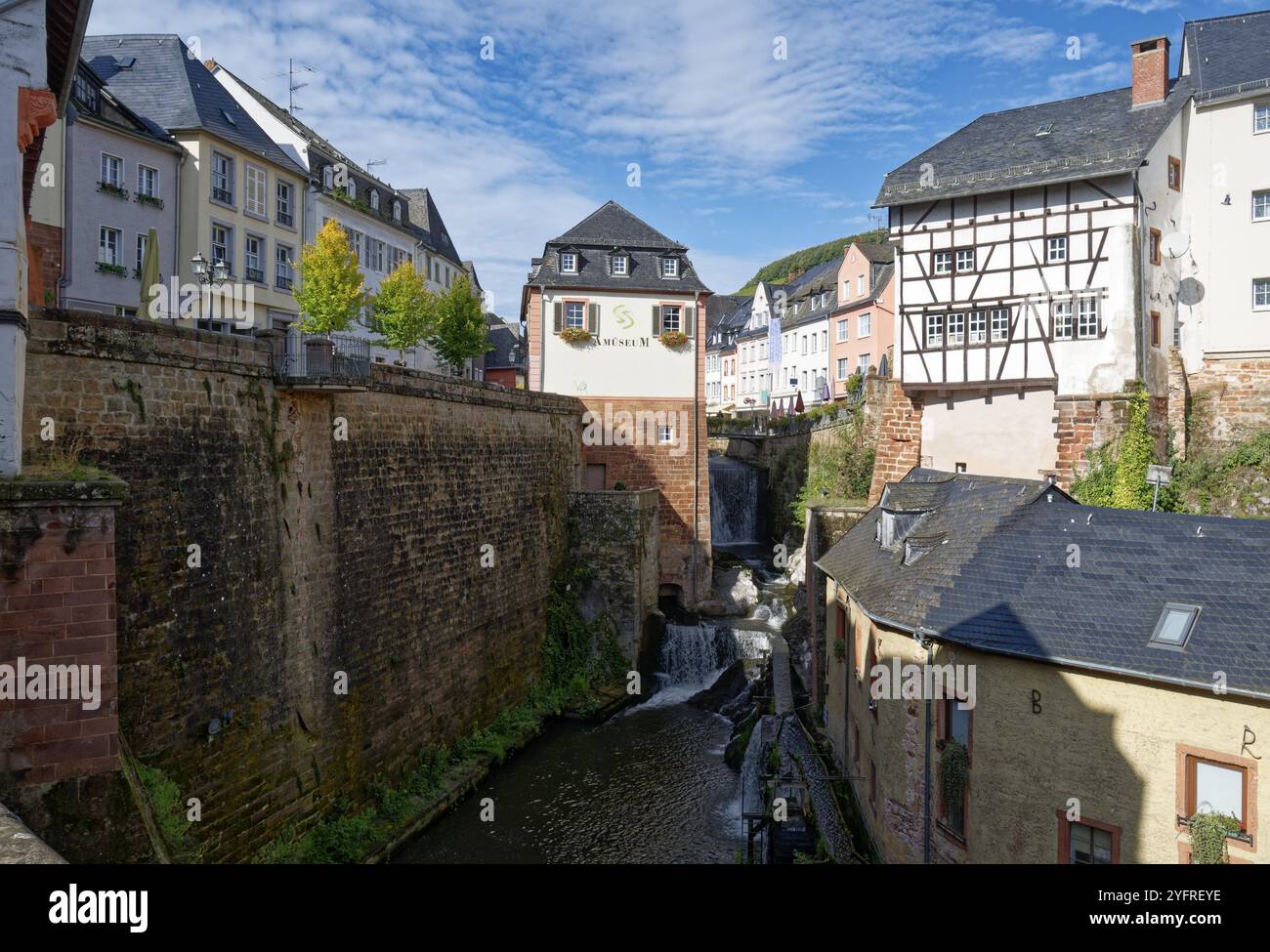 Der Leukbach und der Wasserfall im Stadtzentrum von Saarburg. Saarburg, Rheinland-Pfalz, Deutschland, Europa Stockfoto