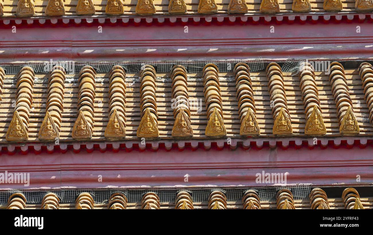 Dachdekoration in der Uposatha Hall, Ubosot, ist das Dach in drei Ebenen versetzt und mit Reihen von goldgelb glasierten chinesischen Fliesen bedeckt, der la Stockfoto