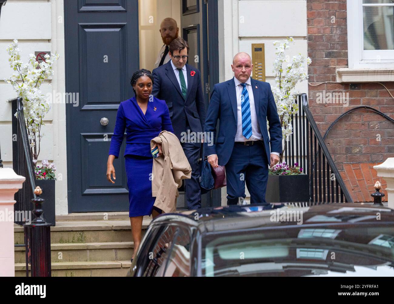 Kemi Badenoch verlässt das Hauptquartier der Konservativen Kampagne mit ihrem Ehemann Hamish, nachdem sie zur neuen Vorsitzenden der Konservativen Partei ernannt wurde. Stockfoto