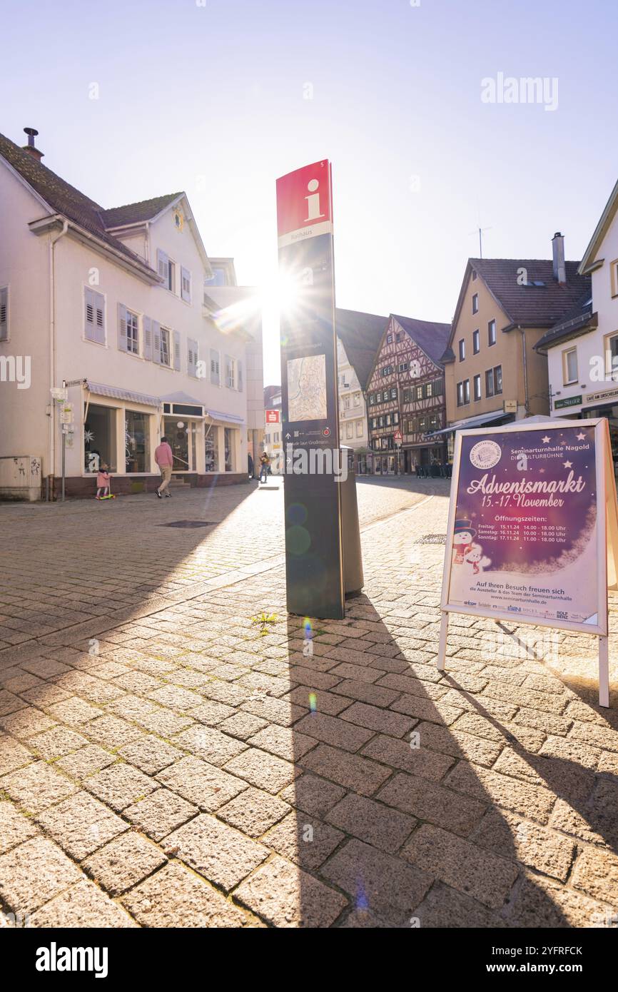 Das Sonnenlicht fällt auf ein Stadtzentrum mit Wegweisern und historischen Gebäuden, Nagold, Schwarzwald, Deutschland, Europa Stockfoto