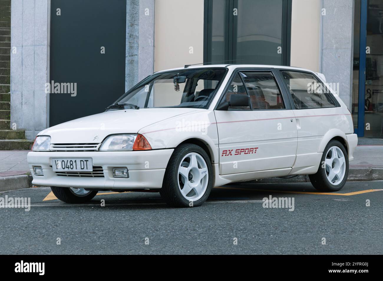 Urnieta, Spanien, 5. Oktober 2024: Citroen AX Sport (auch bekannt als Proton Tiara) auf den Straßen der Stadt Stockfoto